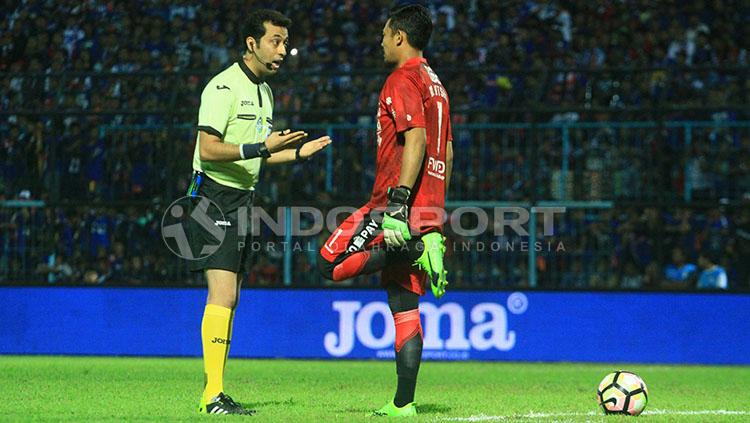 Bonyadifard Mooud saat memberi peringatan kepada Kiper Persib Bandung, Natshir Mahbuby. Copyright: Ian Setiawan/INDOSPORT