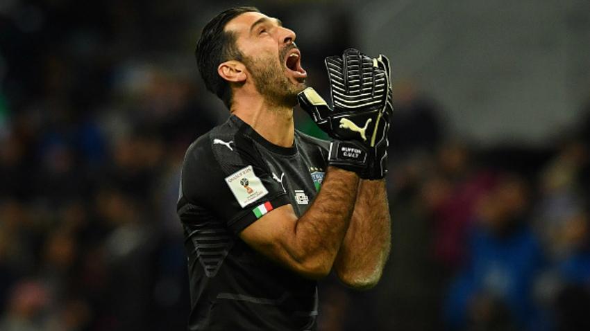 Gianluigi Buffon meluapkan emosinya pasca kegagalan Italia untuk lolos ke Piala Dunia 2018. Copyright: INDOSPORT