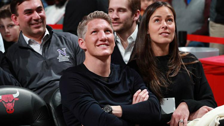 Bastian Schwinsteiger dan Ana Ivanovic menyaksikan laga Chicago Bulls vs Cleveland Cavaliers. Copyright: NBAE/Getty Images
