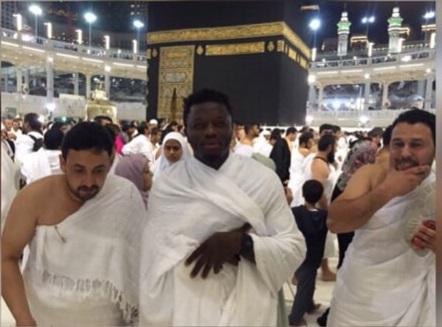 Mantan gelandang AC Milan, Sulley Muntari melakukan ibadah umrah. Copyright: Internet/Sportscrusader.com