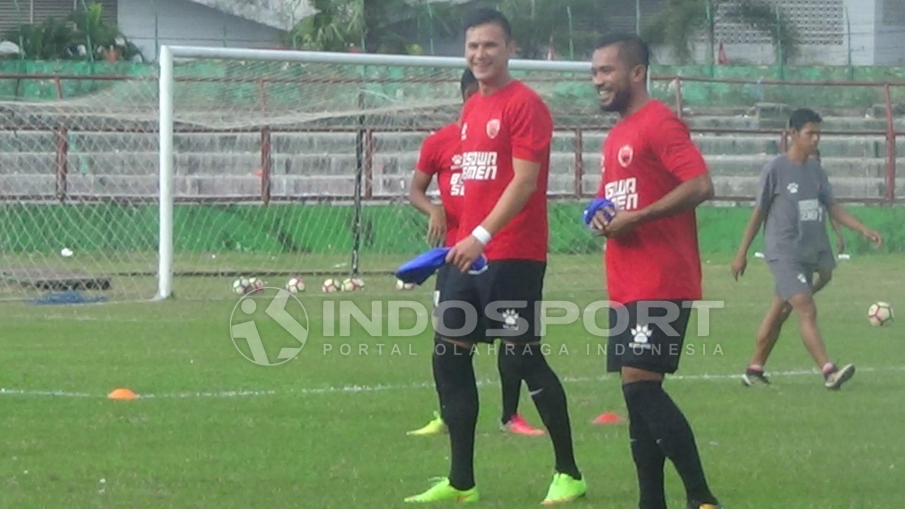 Pavel Purishkin (kiri) bersama Zulham Zamrun. Copyright: INDOSPORT/Basri