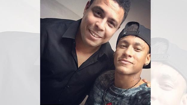 Dua Bintang Brasil Beda Generasi Berselfie Ria Neymar%20dan%20Ronaldo_625x352