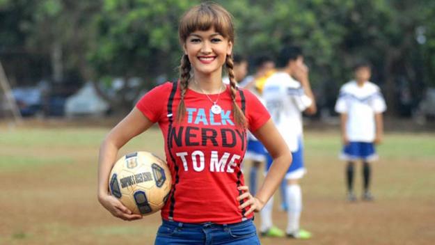 Julia Perez Rela Ngamen Demi Sepakbola Indonesia 2_625x352