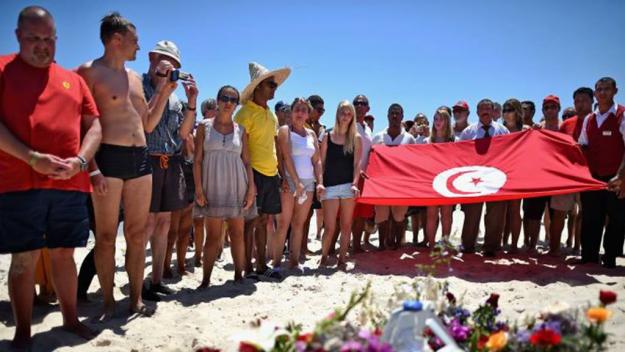 45 Menit untuk Hormati Korban di Tunisia 1-Tunisia-Mourners-Get-v2_cr_625x352